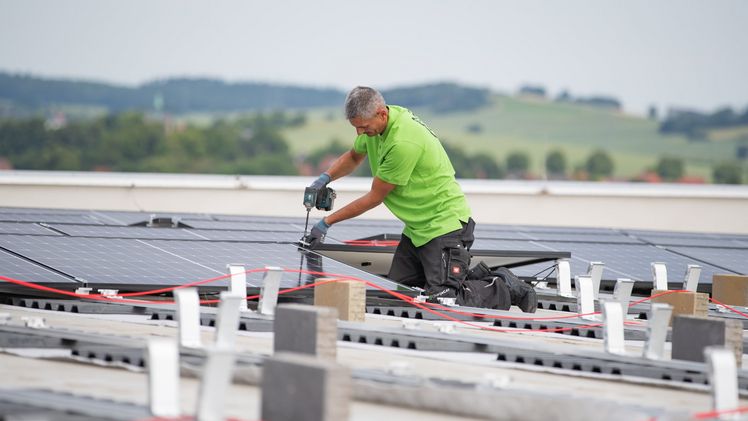 Die Arbeiten zur Erweiterung der Photovoltaik-Anlage haben bereits begonnen. Bild: EDEKA Minden-Hannover/Christian Meier.