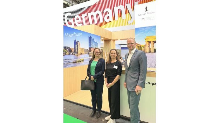 v.l.: Katharina Kühnelt, Deutsche Botschaft Madrid; Suse Jamrath, stellvertretende Geschäftsführerin BVEO; Dr. Georg Schulze Zumkley, Wirtschaftsattaché Deutsche Botschaft Madrid zu Besuch auf der Fruit Attraction 2025. Bild: © BVEO.