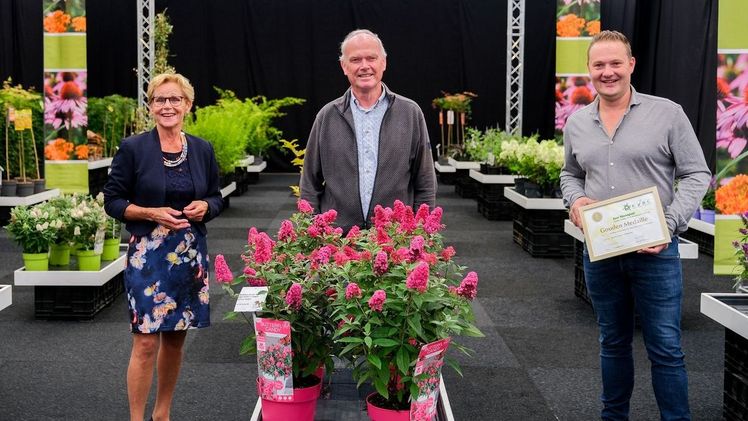 Sebastiaan van der Heijden (mit Zertifikat) von Van Son & Koot, Helma van der Louw, Vorsitzende der KVBC und Jan de Vries, Vorsitzender der SVB. Bild: SVB.