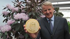 Jan-Dieter Bruns mit der Großen Goldmedaille der Deutschen Bundesgartenschau-Gesellschaft mbH. Bild: DBG