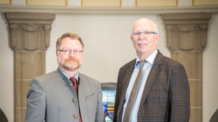Vom neuen Kammergesetz erwarten Kammerpräsident Gerhard Schwetje (rechts) und Kammerdirektor Dr. Bernd von Garmissen langfristige Planungssicherheit für Aufgaben, Organisation und Finanzierung. Bild: Ehrecke/LWK Niedersachsen.