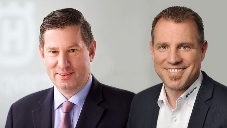 (v.l.) Hans-Joachim Endress nimmt ab Januar seine neue Rolle als Vice President Residential Sales & Service Europe and Pacific wahr. In diesem Zuge übernimmt Sven Baumberger die Rolle als Country Manager Deutschland. Bild: Husqvarna.
