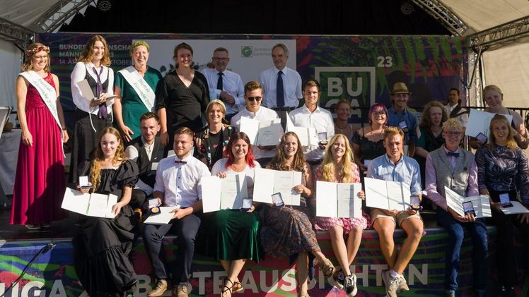 Alle Siegerteams der Wettbewerbsstufen des Berufswettbewerbs. Foto: ZVG/ Rafalzyk.