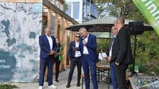 Gewinnspielziehung mit Bernd Hopp und Wolfgang Weber (VGL-BW), OB Michael Dambacher und LGS Geschäftsführer Stefan Powolny und Nils Degen. Bild: VGL-BW.