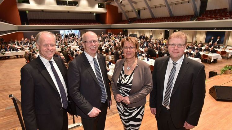 Die neue Landwirtschaftsministerin Barbara Otte-Kinast (2.v.r.) wird auf der Kammerversammlung begrüßt von (von links) Direktor Hans-Joachim Harms, Präsident Gerhard Schwetje, Vizepräsident Hermann Hermeling. © Thorsten Ritzmann.