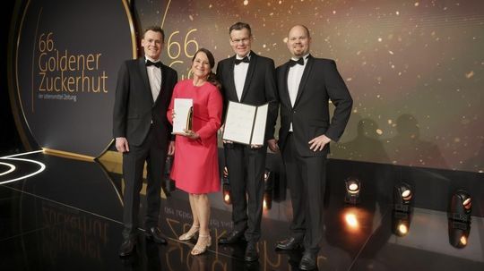 Der selbstständige EDEKA-Kaufmann Reiner Schenke wurde am Freitagabend in Berlin mit dem renommierten Branchenpreis „Goldener Zuckerhut" ausgezeichnet. Bild: Deutscher Fachverlag.