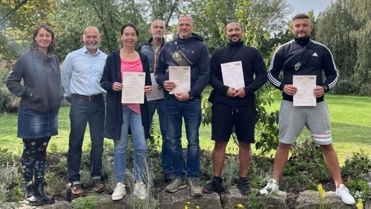 Die erfolgreichen Absolventen des Lehrgangs Grünberger Zertifikats (GZ) – Grünflächenpflege. Foto: Bildungsstätte Gartenbau.