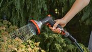Testsieger mit Metall-Details: Die GARDENA Premium Multibrause überzeugte die Stiftung Warentest (7/2026) mit fünf Sprühbildern und der besten Handhabung im gesamten Test. Bild: © GARDENA.