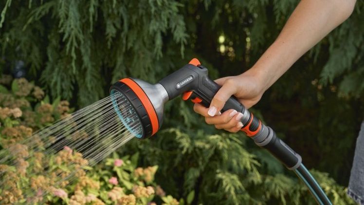 Testsieger mit Metall-Details: Die GARDENA Premium Multibrause überzeugte die Stiftung Warentest (7/2026) mit fünf Sprühbildern und der besten Handhabung im gesamten Test. Bild: © GARDENA.