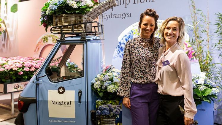 Sandra Vijverberg-van der Knaap (li.) mit Kollegin Eline van den Hoek vor ihrem "Lieblingsspielzeug", das jetzt schon für die nächste Saison, die im Februar beginnt, gebucht werden kann. Bild: Magical Hydrangea. 