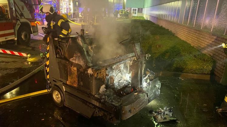 Die in Brand geratene Kehrmaschine wurde durch die Flammen völlig zerstört. Bild: Feuerwehr.