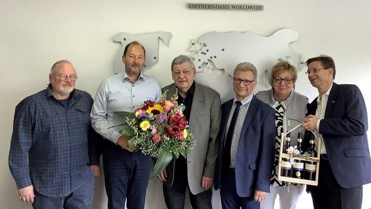 FDF-Vizepräsident Heinrich Göllner, Wolfgang Zipperer, Smithers-Oasis, FDF-Präsident Helmuth Prinz, Schatz- meister Michael Rhein, FDF-Vizepräsidentin Cornelia Pommerenke und Markus Schütze, Smithers-Oasis. Bild: FDF.