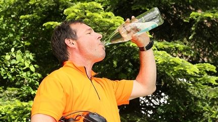 Seinen Flüssigkeitsverlust – vor allem bei der Arbeit an heißen Tagen – füllt man am besten mit Wasser auf. Bild: SVLFG.