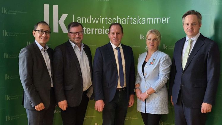 Der wiedergewählte LKÖ-Präsident Josef Moosbrugger (Mitte) mit seinen Vizepräsident:innen. Bild: © LKÖ/Jung-Leithner.