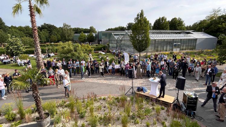 Die Vorsitzenden der veranstaltenden Verbände begrüßten zu Beginn des Sommerfestes die Gäste – hier der FGL-Vorsitzende Thorsten Dremel. Bild: FGL Berlin-Brandenburg.