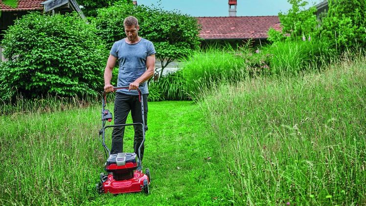 Natürlich Düngen mit dem akkubetriebenen Mulchmäher GE-CM 36/48 Li. Bild: Einhell.