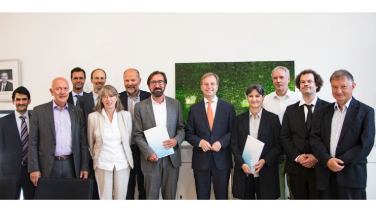 Staatssekretär Thomas Rachel (5.v.r.) übergibt die Förderbescheide an die FH Aachen und das Forschungszentrum Jülich. Bild: FH Aachen / Arnd Gottschalk.