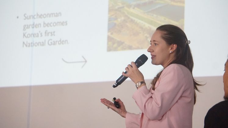 Elena Terekhova, Managerin für internationale Beziehungen bei der AIPH, stellte im Rahmen der Veranstaltung „JLAU Landscape Network 2026“ in Yokohama Beispiele für „Green City“-Projekte vor. Bild: AIPH.