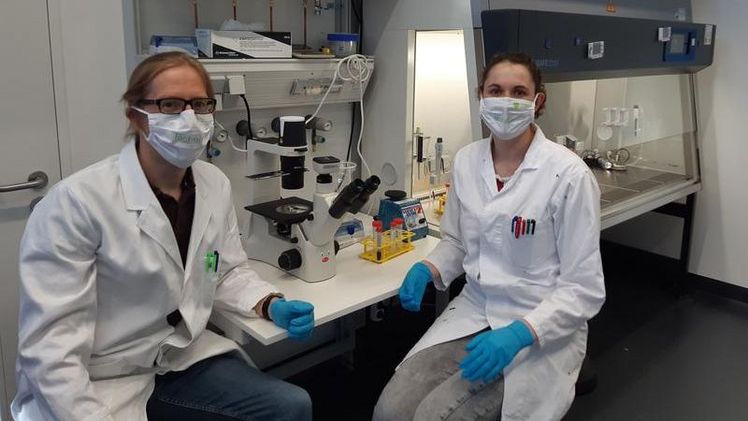 Warum sind Obst und Gemüse gesund? Dieser Frage gehen Prof. Dr. Nils Helge Schebb (li.), Leiter des Lehrstuhls für Lebensmittelchemie, und Doktorandin Nadja Kampschulte nach. Bild: Uni Wuppertal.