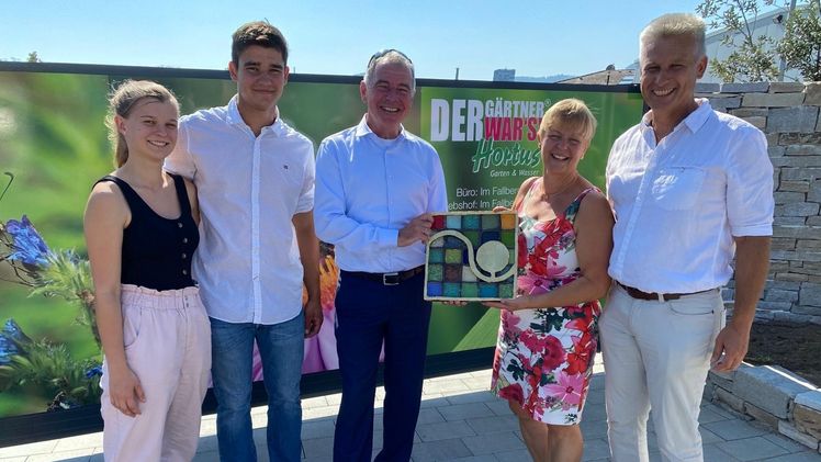 Die Unternehmer Dagmar und Martin Bahner (rechts) mit Sohn Josua und Tochter Annika (links) und Reiner Bierig (Mitte) vor dem Tor zum neuen Betriebsgelände. Bild: Hortus „Der Gärtner war´s“.