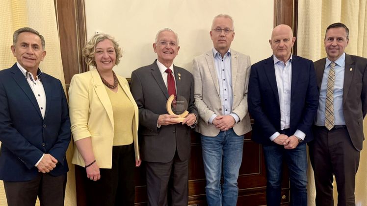 V. l. n. r.: Adrian Moreano (Expoflores, Ecuador), Sylvie Mamias (Generalsekretärin von Union Fleurs), der scheidende Präsident Augusto Solano (Asocolflores, Kolumbien), der neue Präsident von Union Fleurs Matthijs Mesken (VGB, Niederlande), Paolo di Massa (ANCEF, Italien), Vizepräsident von Union Fleurs Peter Larsen-Ledet (Flora Dania, Dänemark). Nicht auf dem Bild: Clement Tulezi (Kenya Flower Council, Kenia). Bild: Union Fleurs.