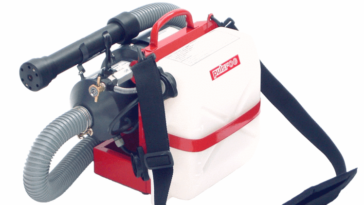 Das Turbo ULV ist ein tragbares, elektrisches und mit Druckluft betriebenes Kaltnebelgerät für Flächen- und Raumbehandlungen. Bild: pulsFOG.