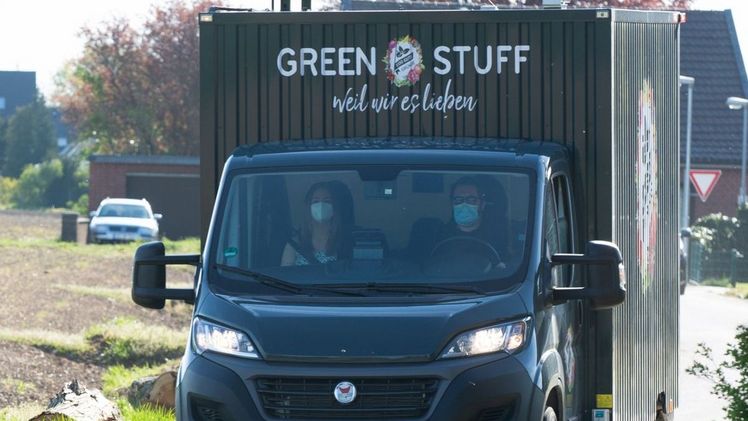 Der 1000 gute Gründe-Food & Flower-Truck brachte den beschenkten Müttern einen großen Blumenstrauß und einen Korb voll gesunder und schöner Leckereien vorbei. Bild: „1000 gute Gründe“.
