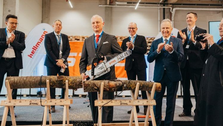 Dr. Nikolas Stihl weiht gemeinsam mit Vertretern von Hellmann und Stihl das Zentrallager in Völklingen ein. Bild: STIHL. Dr. Nikolas Stihl weiht gemeinsam mit Vertretern von Hellmann und Stihl das Zentrallager in Völklingen ein. Bild: STIHL.