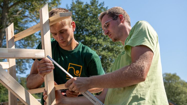 Die beiden jungen sächsischen Landschaftsgärtner Theo Kleinstäuber (li) und Anton Schimeck (re) während ihrer letzten Trainingswoche bei der Firma Kleinstäuber. Bild: AuGaLa/Reidel.