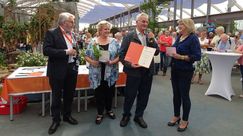 Schlestein: Erhard Schlestein freut sich über die Auszeichnung. Begleitet wurde er von seiner Tochter Marion Hartwig, die mit ihrem Bruder Rene Schlestein den Betrieb führt.