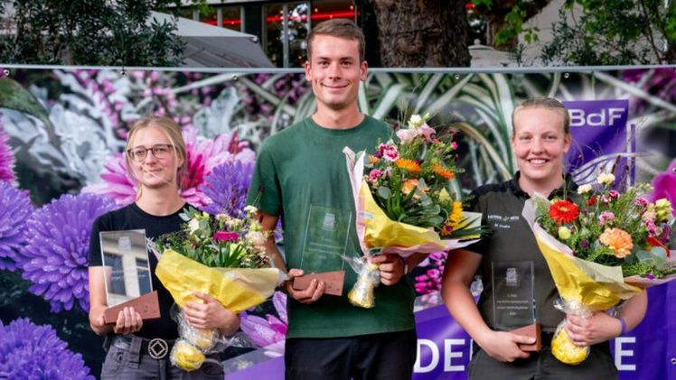 Die glücklichen Gewinner: 1. Platz Samuel Bauer aus Baden-Württemberg (mitte), 2. Platz Jasmin Laudenbach aus Niedersachsen (links), 3. Platz Marie Dreike aus Rheinland-Pfalz. Bild: BdF.