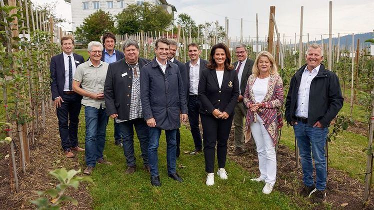 Michaela Kaniber, Mechthilde Wittmann und  Eric Beißwenger  mit Vertretern der Versuchsstation, der Erzeugergemeinschaft Lindauer Obstbauern und der Obstregion Bodensee beim Besuch in Schlachters. Bild: HSWT.