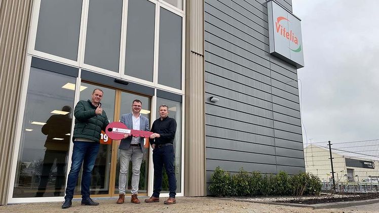 Auf dem Foto von links nach rechts: Erwin Vergeer (Direktor Vergeer Bouw B.V.), Nico van der Smit (Geschäftsführer Vitelia Agrocultuur Hazerswoude-Dorp) und John Pouwels (Direktor Vitelia Agrocultuur). Bild: Vitelia.