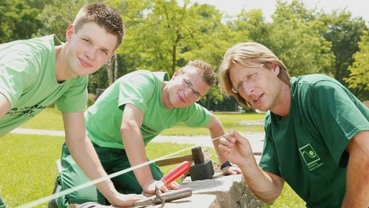 Das Thema "Ausbildung" steht seit vielen Jahren ganz oben auf der Agenda des Verbandes Garten-, Landschafts- und Sportplatzbau Nordrhein-Westfalen e.V. (VGL NRW). Bild: AuGaLa / VGL NRW. Das Thema "Ausbildung" steht seit vielen Jahren ganz oben auf der Agenda des Verbandes Garten-, Landschafts- und Sportplatzbau Nordrhein-Westfalen e.V. (VGL NRW). Bild: AuGaLa / VGL NRW.