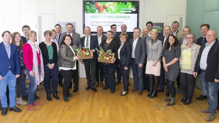 Teilnehmer und Referenten am Netzwerktreffen mit Ing. Franz Windisch, Präsident Landwirtschaftskammer Wien, Dr. Kurt Weinberger, Vorstandsvorsitzender der Österreichischen Hagelversicherung/BOKU-Uniratsvorsitzender; Ulrike Jezik-Osterbauer, Präsidentin des Bundesverbandes der österreichischen Gärtner. Bild: Österreichische Hagelversicherung.