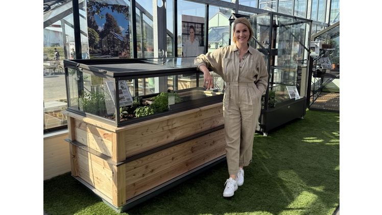 Judith Rakers mit Homefarming Hochbeet Charlie und Frühbeet-Aufsatz Günter. Bild: Jukers Media and More.