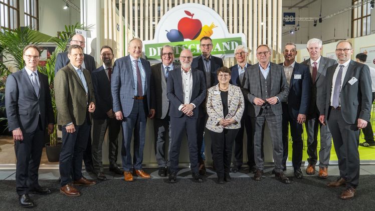 Präsidentenrundgang auf der Fruit Logistica (v.l.): Jörg Migende, Hauptgeschäftsführer Deutscher Raiffeisenverband e.V.; Dr. Sebastean Schwarz, Geschäftsführer Union der Deutschen Kartoffelwirtschaft e.V.; Bernhard Krüsken, Generalsekretär Deutscher Bauernverband e.V.; Bertram Fleischer, Generalsekretär Zentralverband Gartenbau e.V.; Joachim Rukwied, Präsident Deutscher Bauernverband e.V.; Jens Stechmann, Vorsitzender Bundesausschuss Obst und Gemüse; Dr. Andreas Brügger, Geschäftsführer Deutscher Fruchthandelsverband e.V.; Christian Ufen, Vorsitzender Fachgruppe Gemüsebau im Bundesausschuss Obst und Gemüse; Birgit Buth, Geschäftsführerin Deutscher Raiffeisenverband e.V.; Dieter Krauß, Präsident Deutscher Fruchthandelsverband e.V.; Franz-Josef Holzenkamp, Präsident Deutscher Raiffeisenverband e.V.; Johannes Bliestle, Vorsitzender BVEO e.V.; Olaf Feuerborn, Vorsitzender Union der Deutschen Kartoffelwirtschaft e.V.; Dr. Christian Weseloh, Geschäftsführer BVEO e.V. Bild: BVEO.
