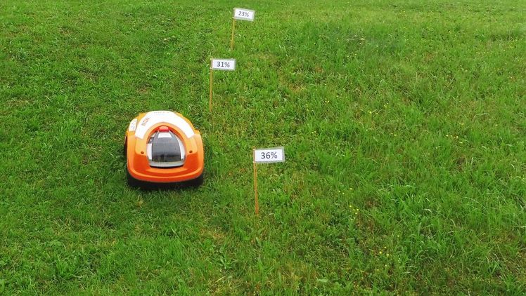 Steigungs­test: Schaffen die Roboter den Hang? Bild: Stiftung Warentest.