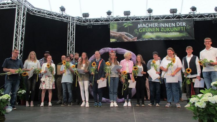 Die freigesprochenen Gärtnerinnen und Gärtner der Fachrichtung Baumschule bei der Zeugnisübergabe im Park der Gärten in Bad Zwischenahn. Bild: von Aswege/Landwirtschaftskammer Niedersachsen.