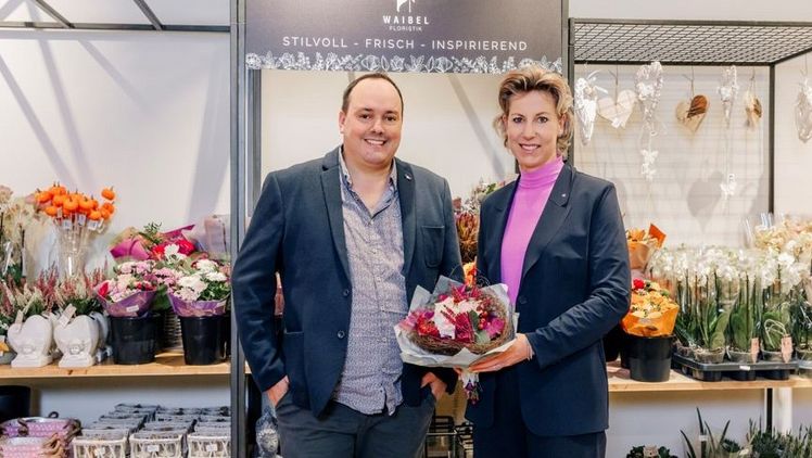Marco Waibel, Geschäftsführer Waibel Floristik mit Mag. Carina Pollhammer, Geschäftsführerin SPAR Vorarlberg. Bild: SPAR/Hirschbühl Fotografie.