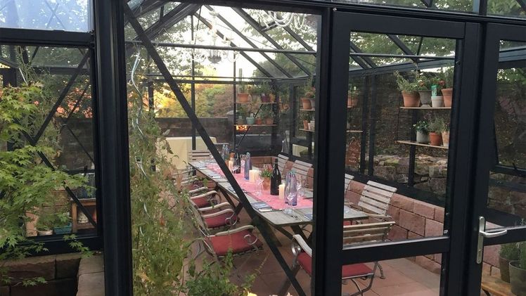 Die Gewächshausreihen Victorian und Antike von Selfkant Wolters sind nicht nur funktional, durch den viktorianischen Stil werten sie jeden Garten zusätzlich auf. Bild: Selfkant Wolters.