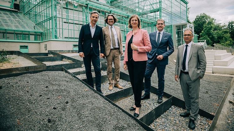 Rektor Martin Polaschek (2.v.l.) und Vizerektor Peter Riedler (rechts) luden Landesrätin Barbara Eibinger-Miedl, Bürgermeister Siegfried Nagl und CEO der BIG, Hans-Peter Weiss, in den Botanischen Garten. Bild: Uni Graz/Kernasenko.