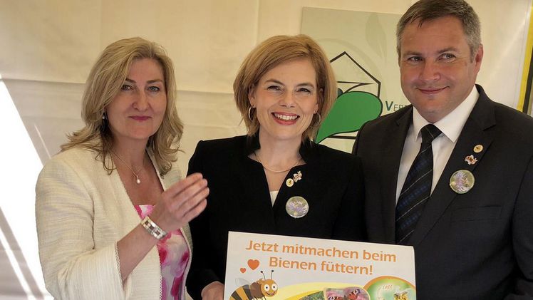 Der Verband Deutscher Garten-Center e.V. ist Partner der BMEL-Kampagne „Bienen füttern“. von links: Martina Mensing-Meckelburg, Julia Klöckner und Dejan Židan. Bild: VDG.