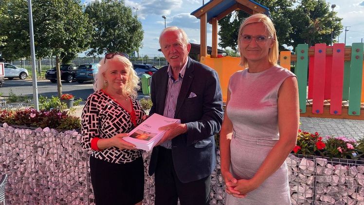 v.l.n.r.: Dr. Erika Márcus, Bürgermeisterin der Gemeinde Bezenye, Prof. em. Hubert Schulte-Kemper, Vorstandsvorsitzender der Agriculture Park AG, Dr. Bernadett Kala, Agriculture Park AG. Bild: Agriculture Park AG.