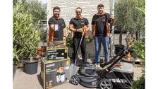 Die Gartengeräte der Eigenmarke Primaster von Globus Baumarkt wurden auch 2026 als „Deutschlands Qualitäts-Sieger“ ausgezeichnet (von links): Tim Kiefer, Philipp Meffert und Kim Thiel vom Team Einkauf Garten. Bild: Globus Baumarkt.