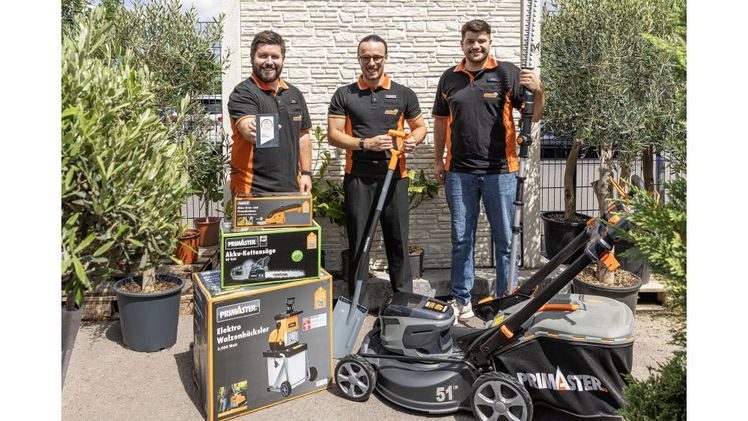 Die Gartengeräte der Eigenmarke Primaster von Globus Baumarkt wurden auch 2026 als „Deutschlands Qualitäts-Sieger“ ausgezeichnet (von links): Tim Kiefer, Philipp Meffert und Kim Thiel vom Team Einkauf Garten. Bild: Globus Baumarkt.
