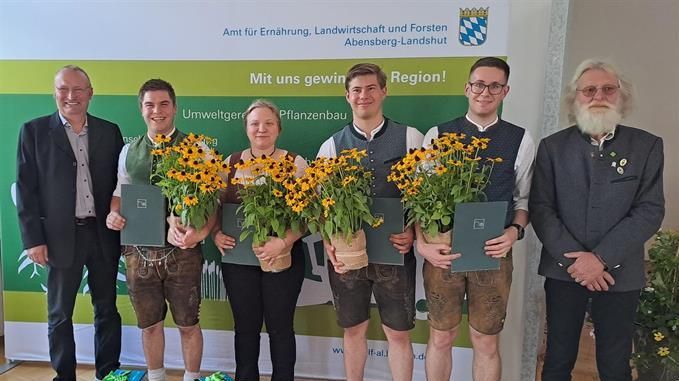 v.l.: Jürgen Widl bei der Auszeichnung von Andreas Neudecker, Maria Lohr, Sebastian Wiche und Marius Hartmann. Auch Tony Maier gratulierte zu ihren Erfolgen. Nicht dabei Lukas Kammermeier. Bild: Patrick Schmidt, VGL Bayern.