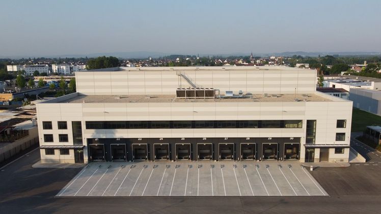 Mit dem neuen Logistikgebäude und Fertigwarenlager erhöht STIHL Dieburg die gesamte Logistikeffizienz. In der Spitze in einer Normalschicht können bis zu 5.000 Gerätekartons pro Tag kommissioniert und versendet werden. Bild: STIHL.