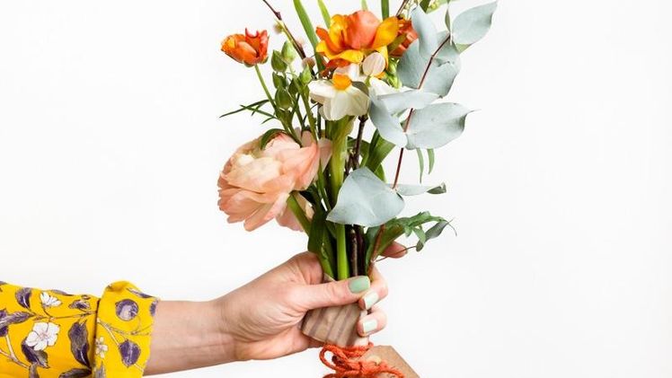 Mitarbeiter von Royal FloraHolland Blumen in Krankenhäusern und Pflegeheimen um dem Pflegepersonal für seinen Einsatz in diesen Corona-Zeiten zu danken. Bild: Blumenbüro Holland.