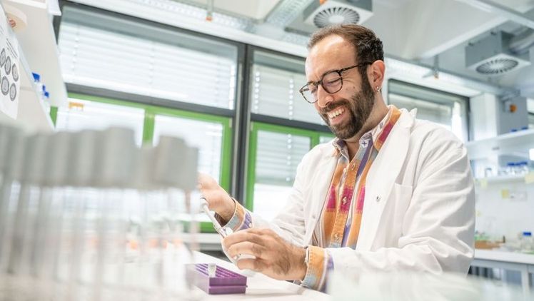 Suayb Üstün erforscht die Synthese von Proteinen in Pflanzen. Bild: RUB, Marquard.